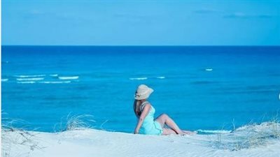 ليلى علوي تستمتع بالبحر في أحدث ظهور