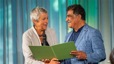 تكريم الفنان التشكيلي محمد عبلة بوسام جوته.. ويؤكد: أهديه للشعب المصري |صور 