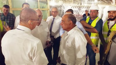 وزير قطاع الأعمال يتفقد أول شحنة من الماكينات الحديثة بمصنع غزل 