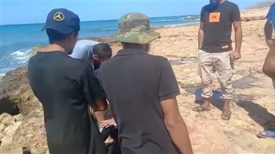 لحظة إنقاذ مصري من الغرق بمركب هجرة غير شرعية في ليبيا | فيديو