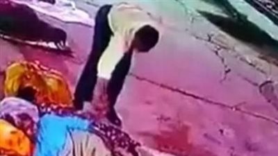 لص يخطف رضيعا من أحضان أمه النائمة على رصيف قطار بالهند | فيديو