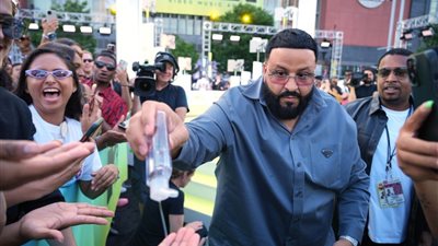 دي جي خالد يعقم المعجبين قبل التصوير معه خلال حفل MTV Video Music Awards | صور