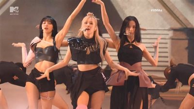 تايلور سويفت ترقص أثناء عرض فرقة بلاكبينك في حفل MTV Video Music Awards| فيديو