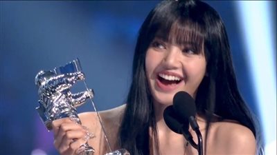 ليسا من فرقة بلاكبينك تصبح أول فنانة كيبوب فردية تفوز بجائزة MTV 