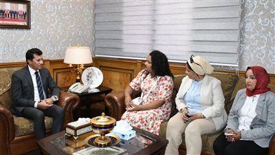 وزير الرياضة يكرم فتاة دليفري الإسكندرية ويهديها دراجة مجانية