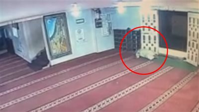 قبل صلاة الفجر بدقائق.. كاميرات المراقبة توثق لحظة وفاة عجوز فلسطيني داخل المسجد 