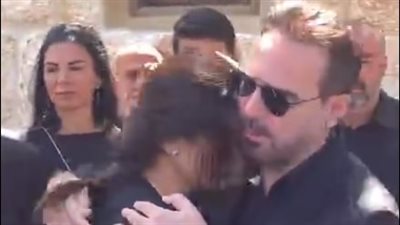 في جنازة شقيقها.. وائل جسار يعانق ويعزي نادين الراسي | صور