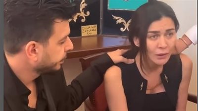 نادين الراسي تنهار في جنازة شقيقها: في ناس ماتت بنفس الطريق.. من المسؤول؟ 