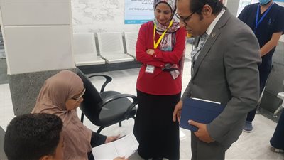 مدير الرعاية الصحية بالإسماعيلية يرصد آراء المنتفعين من التأمين الشامل | صور