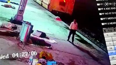 صدمة للشعب الهندي..سرق رضيعا من حضن أمه بكل هدوء وهرب| فيديو