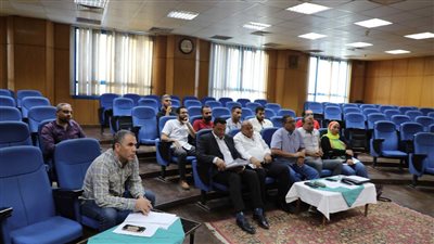 محافظ المنيا يتابع معدلات تنفيذ المشروعات بقطاعات المياه والصرف والغاز والاتصالات