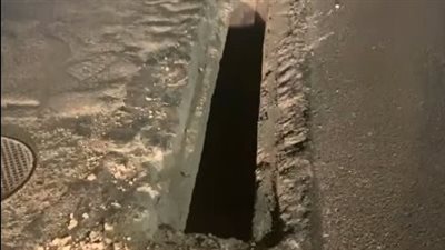 احذروا من كارثة.. النشطاء يرصدون حفرة كبيرة في طريق التجمع الخامس | فيديو 