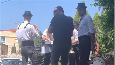 فرقة موسيقية تزف جثمان جورج الراسي إلى مثواه الأخير | صور 