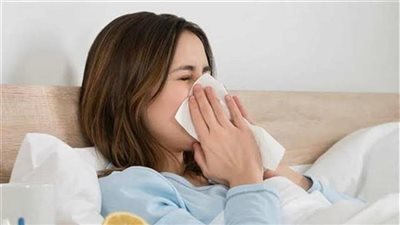 استشاري مناعة يقدم نصائح مهمة لتجنب نزلات البرد في الخريف | فيديو 