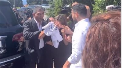 اصطحبت ملابس وفاته.. انهيار والدة جورج الراسي خلال الجنازة