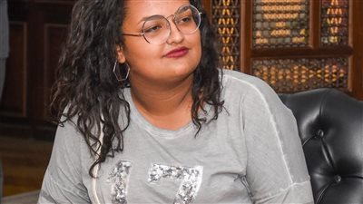 محافظ الإسكندرية يكرم فتاة الدليفري ويهديها شهادة تقدير 