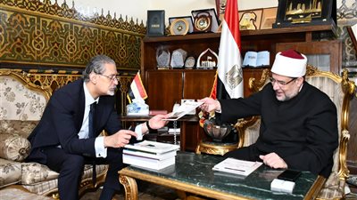 وزير الأوقاف يستقبل سفير مصر بالسودان | صور