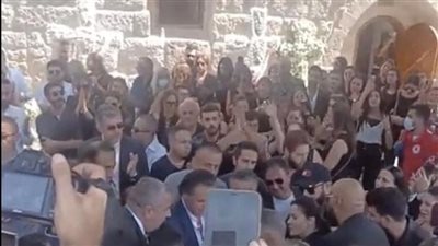 أنت الحب.. مشيعو جثمان جورج الراسي يرددون أغنيته الشهيرة بالجنازة | صور 