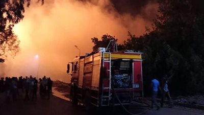بجوار محطة الغاز، حريق هائل بأرض زراعية في المنيا