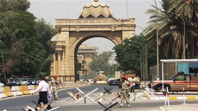 العراق على صفيح ساخن..الصدر يعلن اعتزال الحياة السياسية وأنصاره يقتحمون القصر الجمهوري