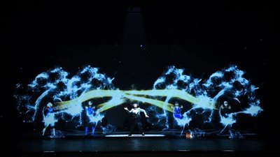 المخرج حسن عبد الحميد يبهر الحضور بتقنية الهولوجرام بحفل جوائز رابطة المحترفين 