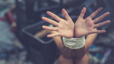 حبس مشدد وغرامة مائتي ألف جنيه.. عقوبة الاتجار بالبشر 