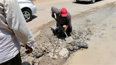 إصلاح ماسورة مياه في قرية سقيل بالجيزة