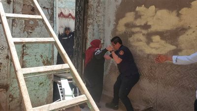 التضحية في أبهى صورها.. ضابط يخاطر بحياته وينقذ سكان منزل قبل انهياره بثوان | فيديو وصور