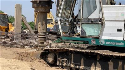 انتهاء صب الأعمدة الخرسانية بكوبري أبو غالب في الجيزة | صور