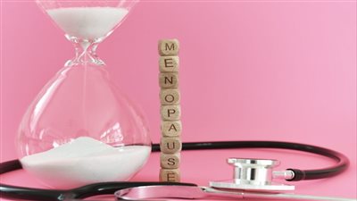 أعراض انقطاع الطمث.. وطرق مواجهتها نفسيا وغذائيا