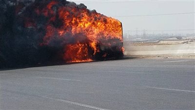 تفحم أتوبيس أعلى الطريق الأوسطى بحلوان | صور