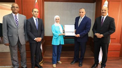 طارق الفقى يكرم أوائل الثانوية العامة من أبناء سوهاج