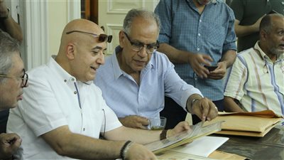 السر في والده.. حكاية دكتور أمراض النساء مع طوابع بريد العالم | فيديو صور 