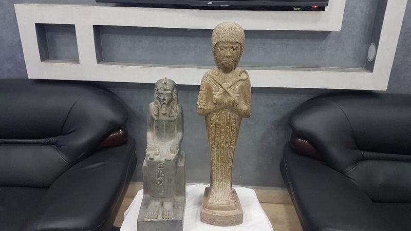 قطع أثرية مقلدة 
