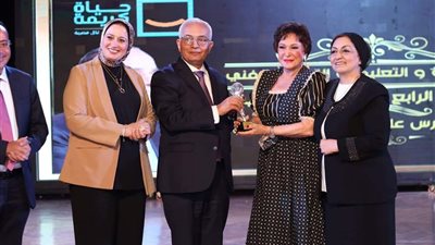 تكريم الفنانة لبلبة من وزير التعليم يثير ضجة على السوشيال ميديا| صور 