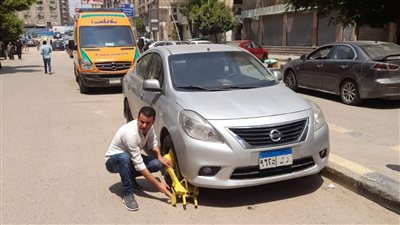 كلبشة 8 سيارات متعدية علي الأرصفة والجزر الوسطي بالطالبية.. صور