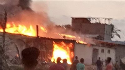 لحظات رعب في دمياط بسبب حريق مصنع تنر بقرية السنانية | صور