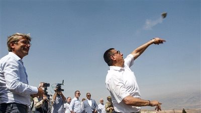 وزيران لبنانيان يرميان الحجارة باتجاه إسرائيل|فيديو
