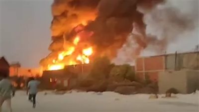 الحماية المدنية تدفع بـ 12 سيارة إطفاء للسيطرة على حريق مصنع التنر في دمياط