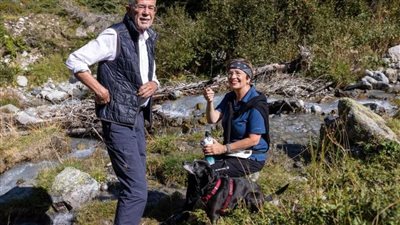 السن مجرد رقم.. رئيس النمسا يثبت لياقته لولاية ثانية بصعوده قمة جبل