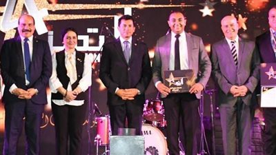 أشرف صبحي يكرم حسام هندي المنسق الإعلامي لوزارة الرياضة 