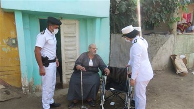 الداخلية تهدي مواطنا كرسيا متحركا بالغربية 