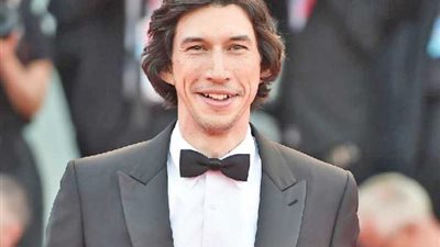 ملتزما بالإجراءات الوقائية.. آدم درايفر يصل فينيسيا لحضور المؤتمر الصحفي لـ White Noise | صور