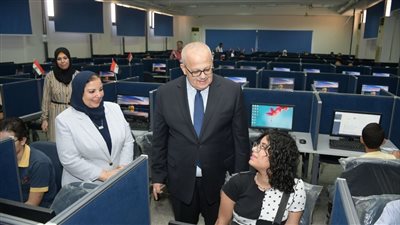 الخشت: اختبار 2900 طالب بمركز الاختبارات الإلكترونية بكلية الطب في وقت واحد