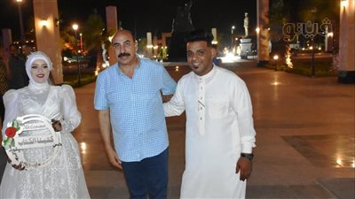 محافظ أسوان يفاجئ عروسين بتقديم التهنئة لهما أثناء 