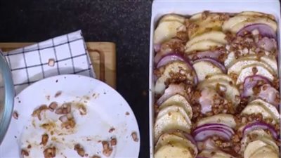 قبل تحضير الغداء.. طريقة سهلة لعمل صينية البطاطس بالفراخ | فيديو