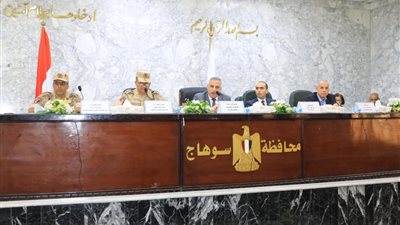 محافظ سوهاج يناقش تنفيذ المرحلة الثانية من تطوير الكورنيش الغربي 