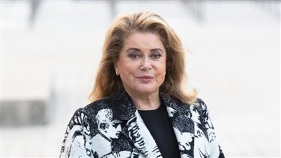 معلومات عن الممثلة كاترين دونوف المكرمة بجائزة الأسد الذهبي في مهرجان فينيسيا | صور