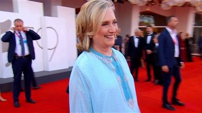 هيلاري كلينتون علي السجادة الحمراء في افتتاح الدورة الـ٧٩ من مهرجان فينيسيا | صور