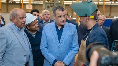 وزير الإنتاج الحربي يتفقد سير العمل بشركة حلوان للآلات والمعدات | صور 